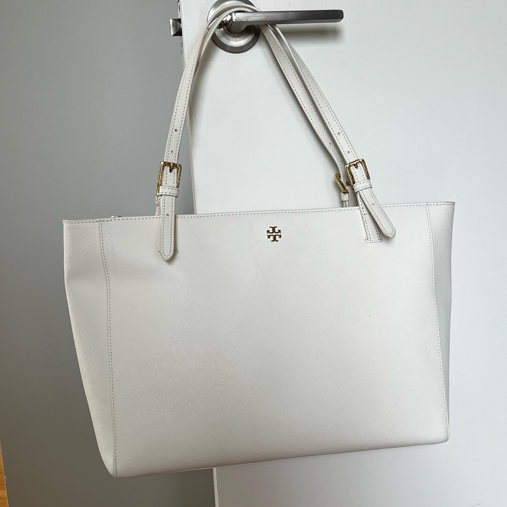 White Tory Burch Bag.
Like new, small interior stain (pictured).